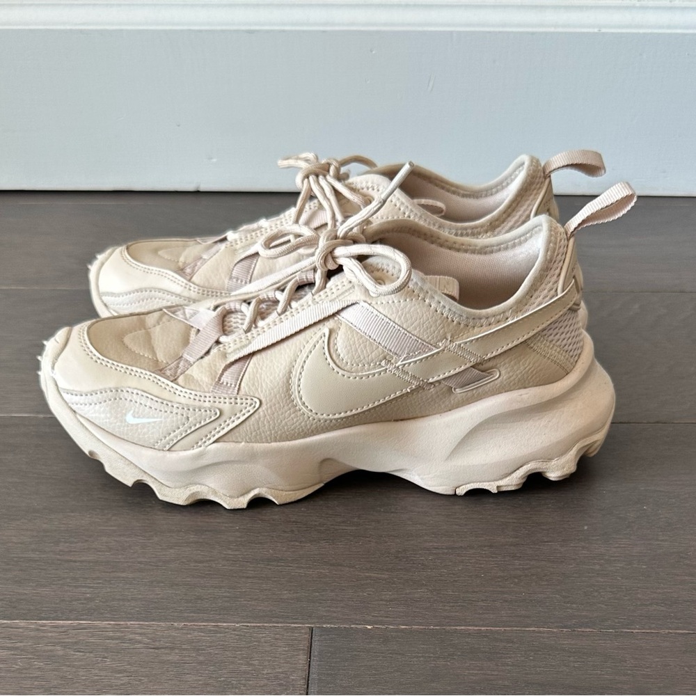 Nike Beige Sneakers